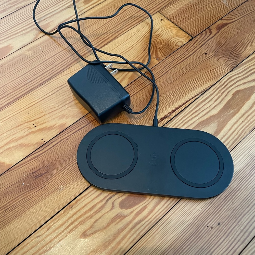 belkin Black Dual Wireless Charging Pad with Power Adapter